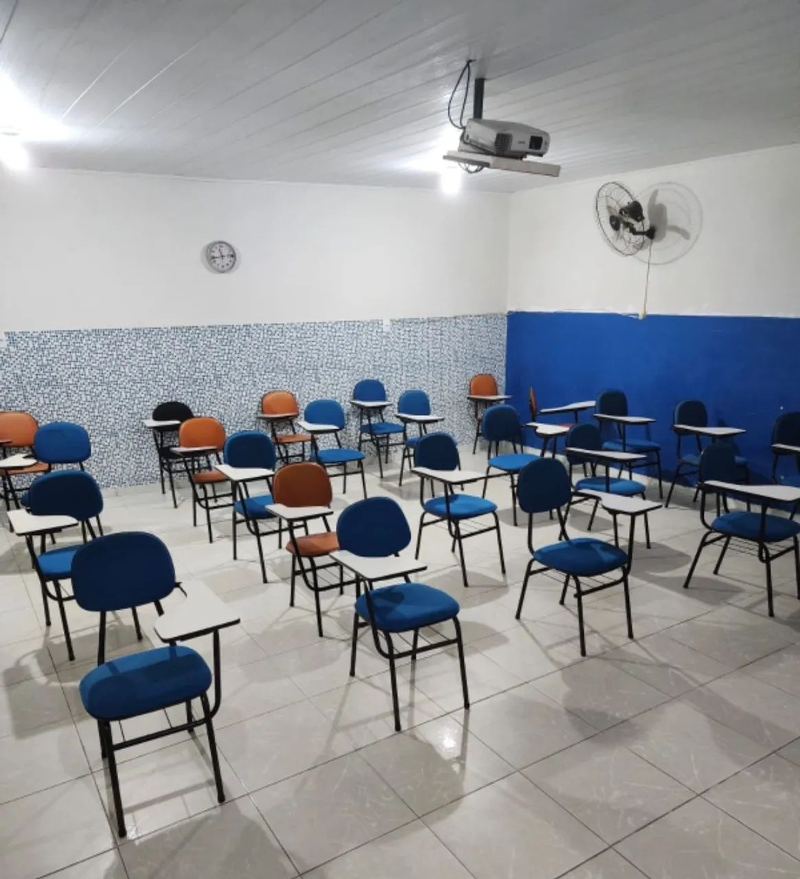 Vendo cadeira escolar, seminova. 