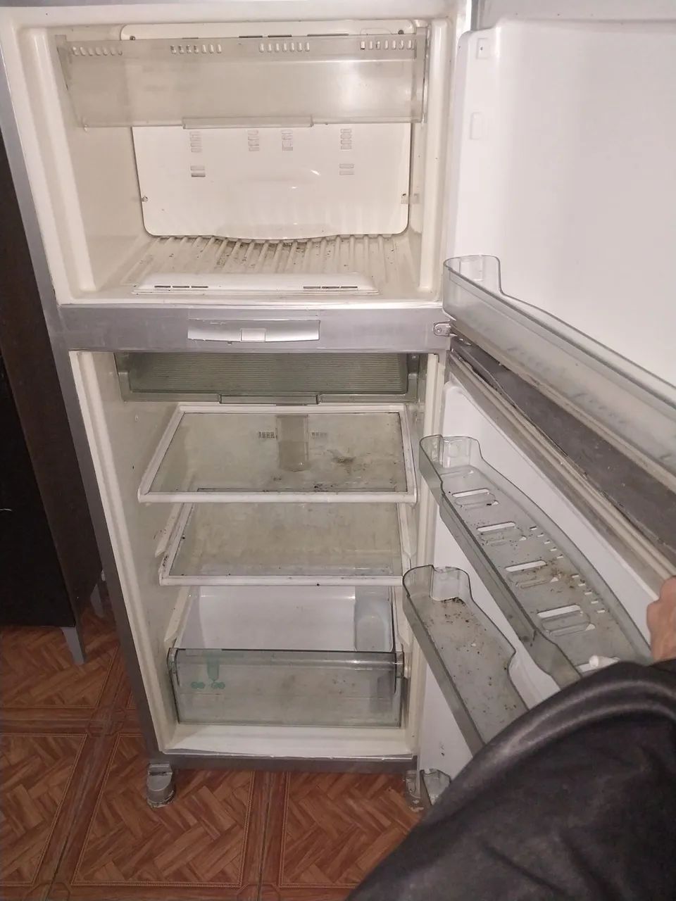 Geladeira e mesa  - Foto 2
