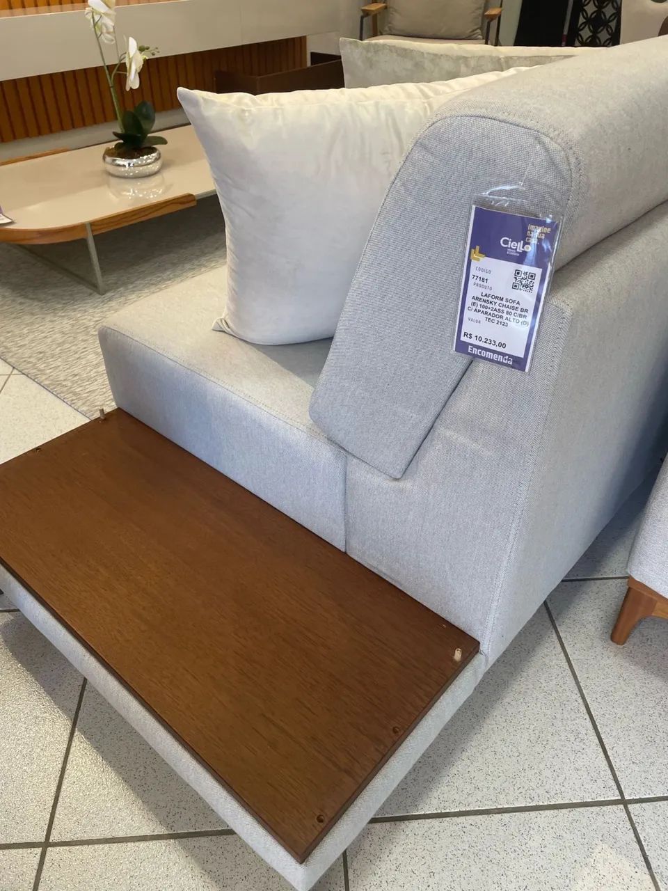 Sofá Laform Arensky com Chaise e Mesa Lateral / Aparador - Alto Padrão - Foto 3