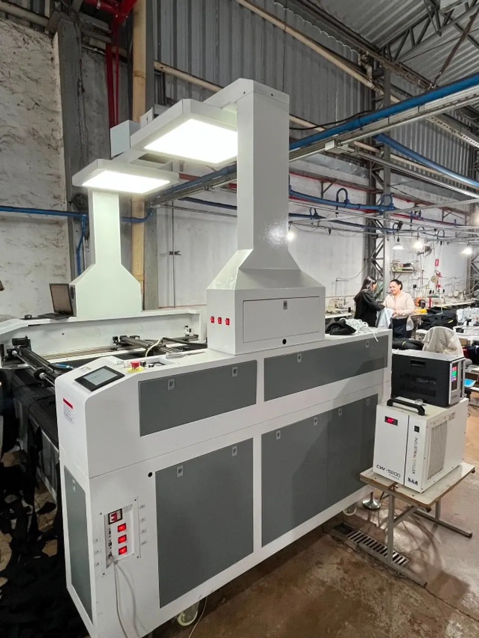 Máquina de Corte de Tecido a Laser Automática