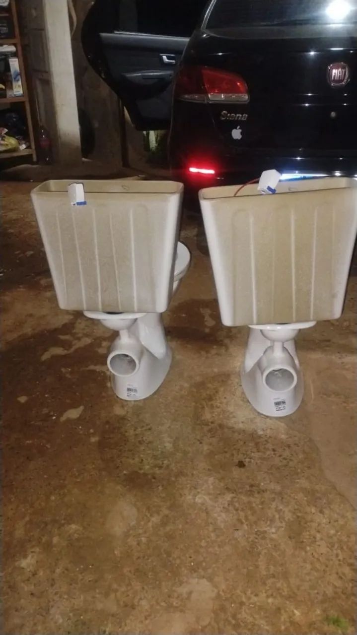 Vaso acoplado R$100, 00 reais. CADA UM446558311232972803