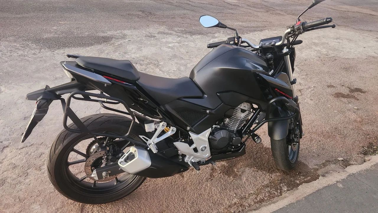 Vende-se cb300f modelo cbs 