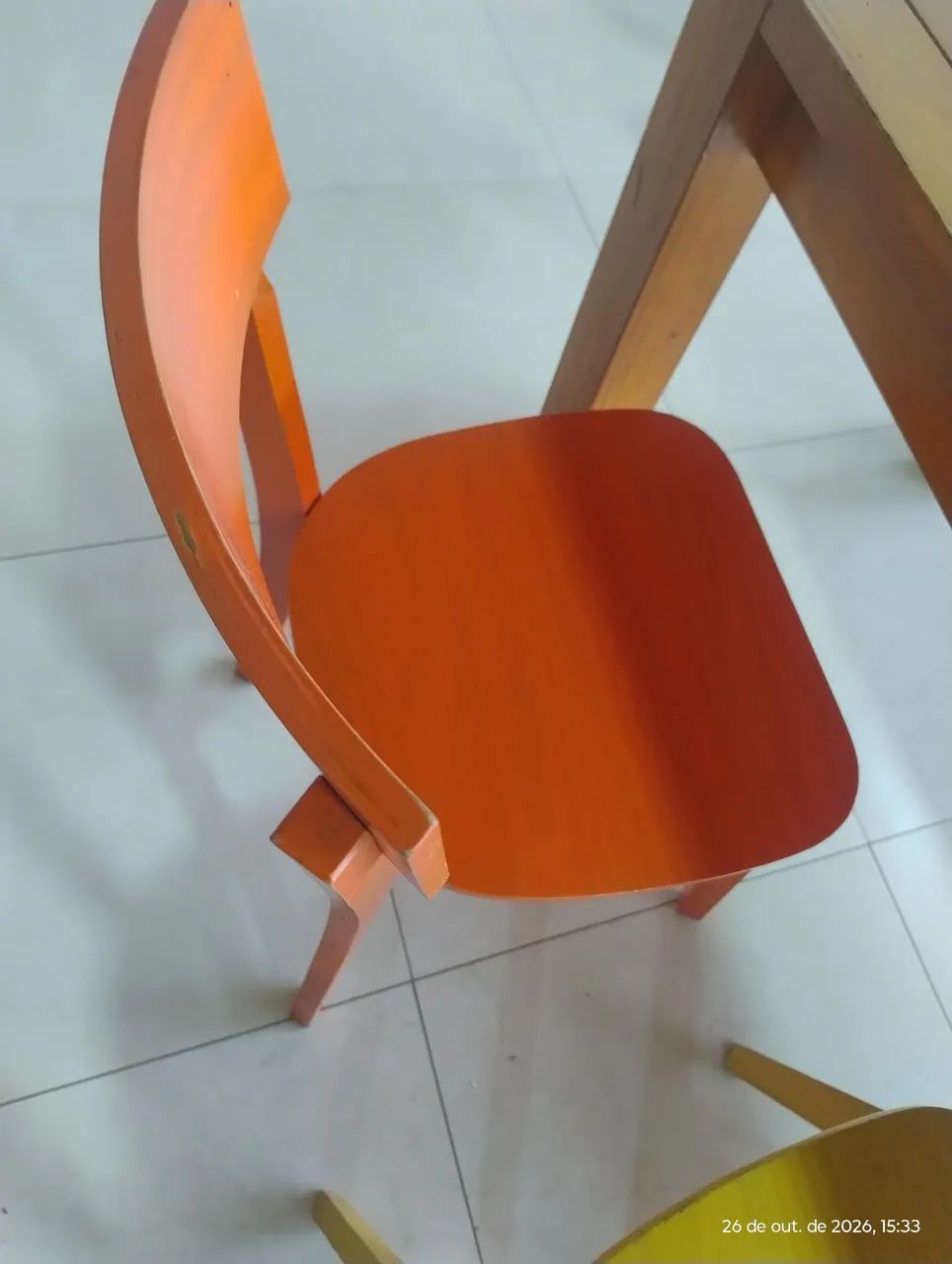 Mesa com 3 cadeiras e um banco com fino acabamento  - Foto 5