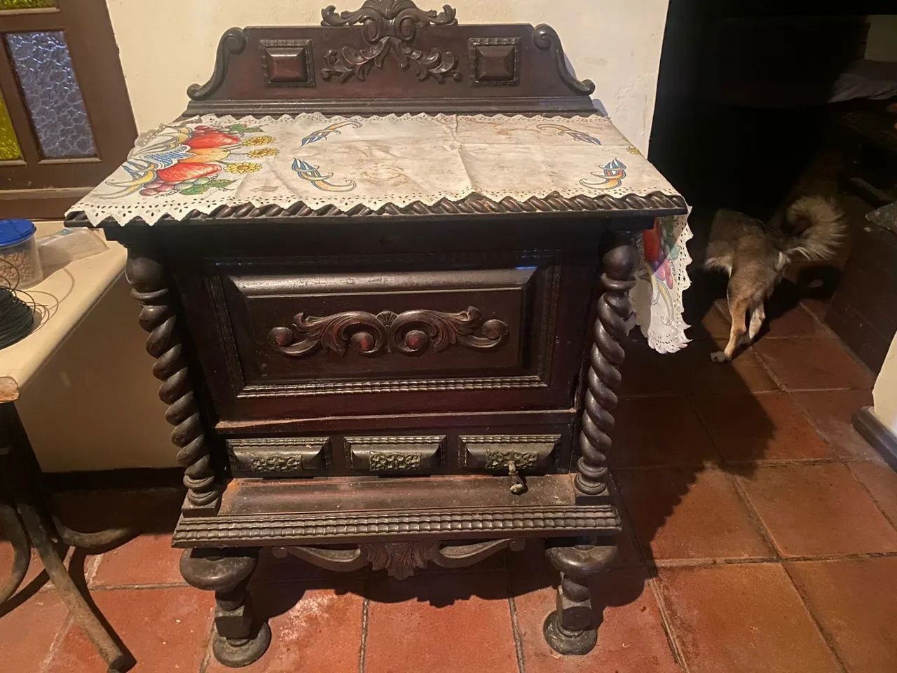Conjunto Mobília Antiga (Buffet, Cristaleira, Mesa e Cadeiras) - Foto 4