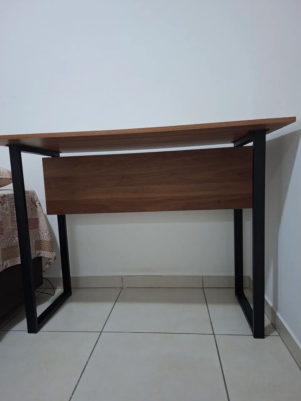 Mesa Home Office em MDF com base em ferragem 110cm L x 60cm P x 80cm A - Foto 3