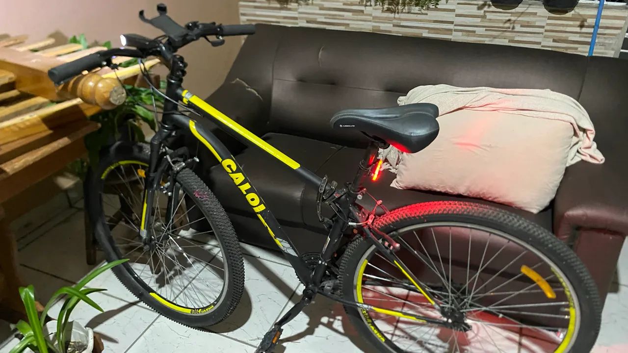 Bicicleta Caloi Aro 29 - Com acessórios e capacete - Foto 3
