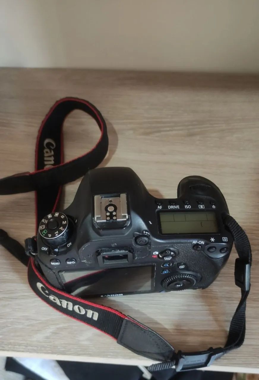 Câmera Canon 6D Corpo <br><br>Acompanha: <br>Corpo da câmera, <br>Carregador, <br>2 Baterias <br>e Alça. - Foto 3