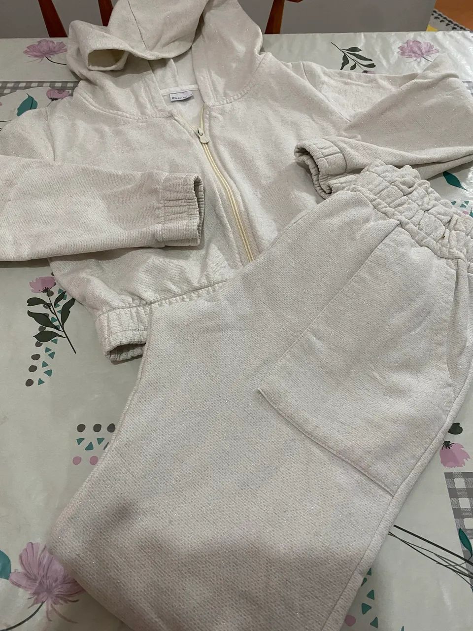 10 blusas  e calça e duas saias fantasias valor 100$ - Foto 2
