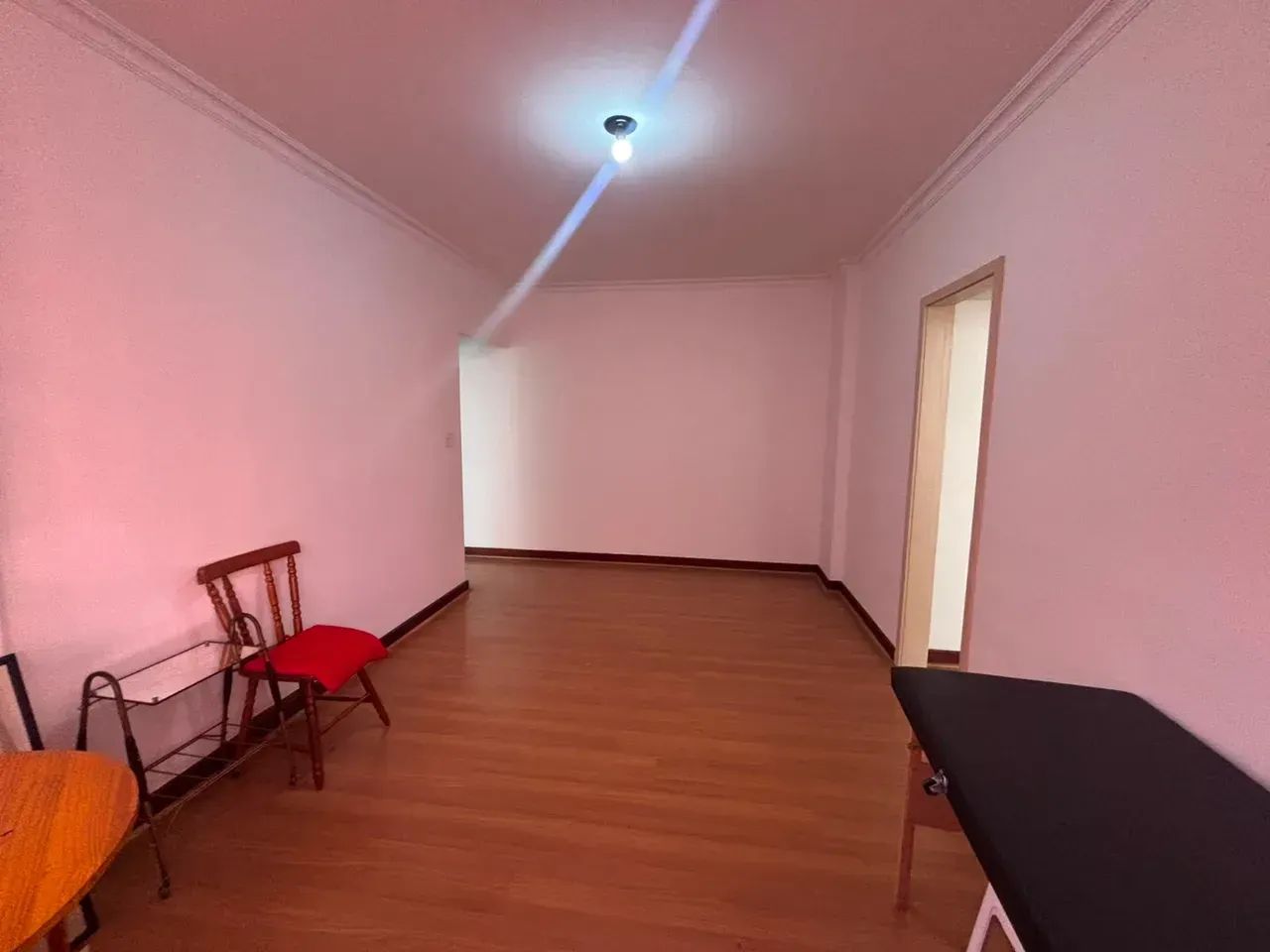 Apartamento no centro da cidade, 2 quartos com dependência, prédio com elevador e portaria