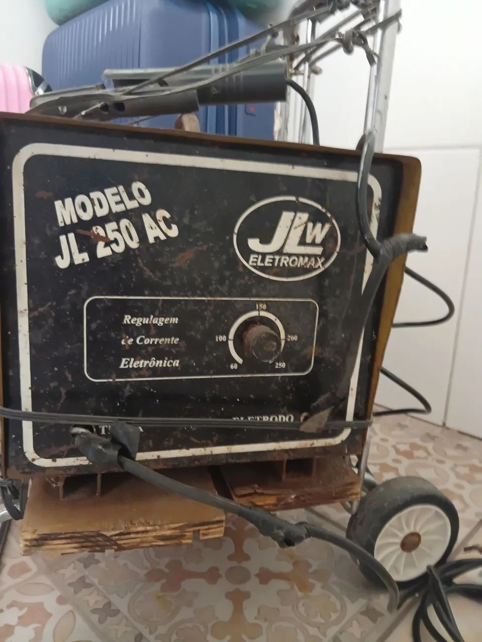 Máquina de solda ( ganha 10 eletrodo e máscara de proteção)