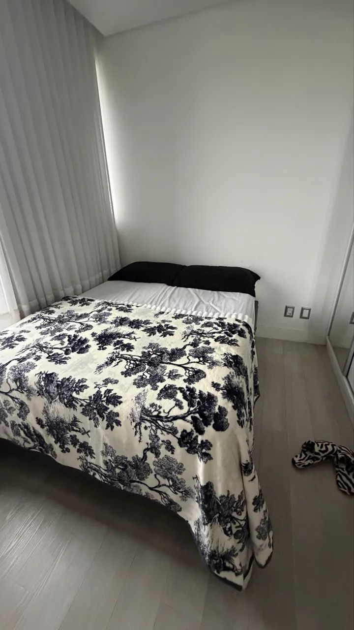 CAMA BOX CASAL COM BAÚ E DUAS MESAS DE CABECEIRA