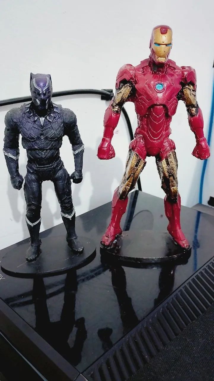Action figure homem de ferro e pantera negra