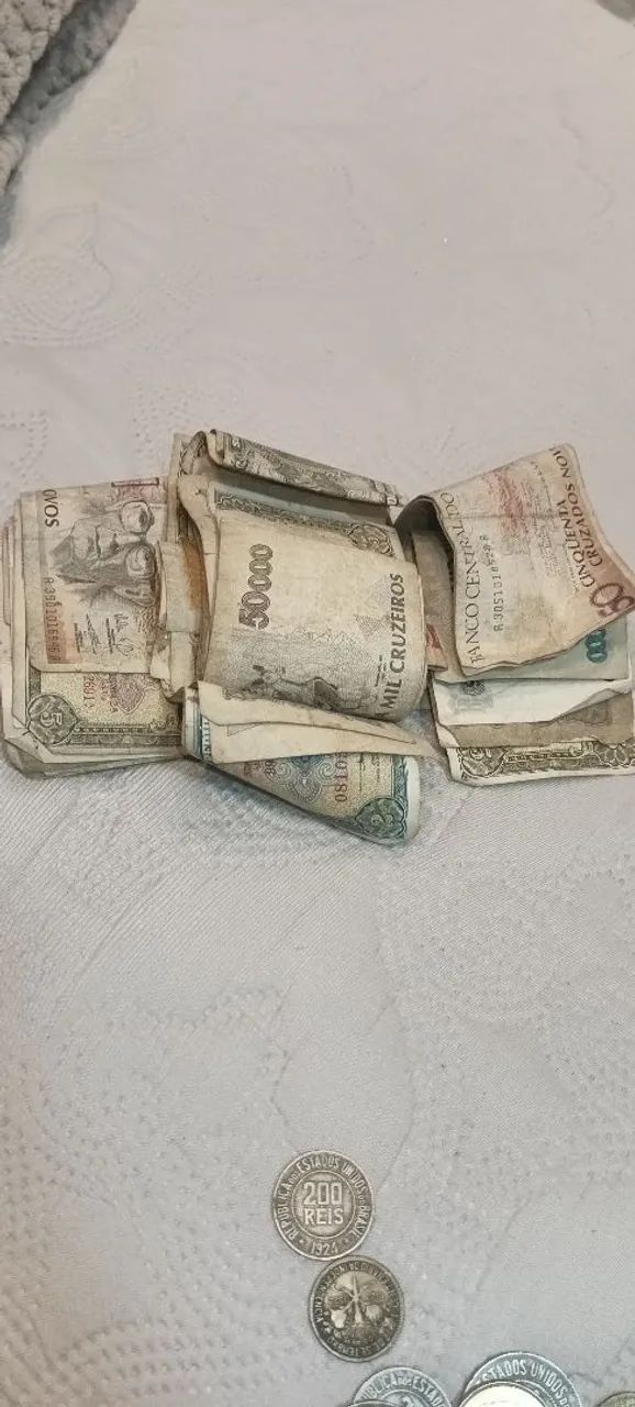 Moedas é cédula antiga 