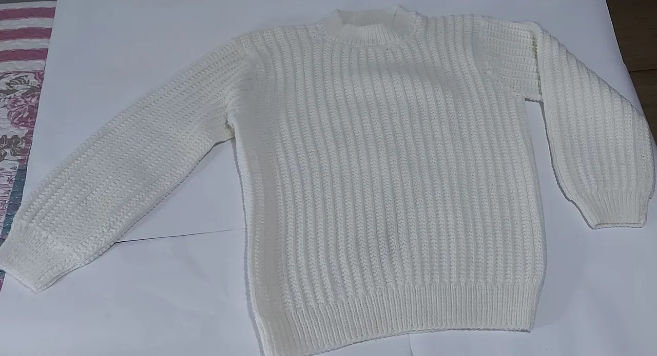 Blusa de Lã Branca,  feita a mão 