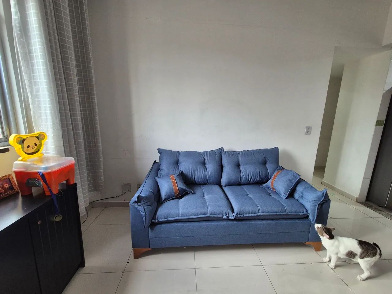 Sofa liminar 180 cm linho azul e pés de madeira - Foto 3