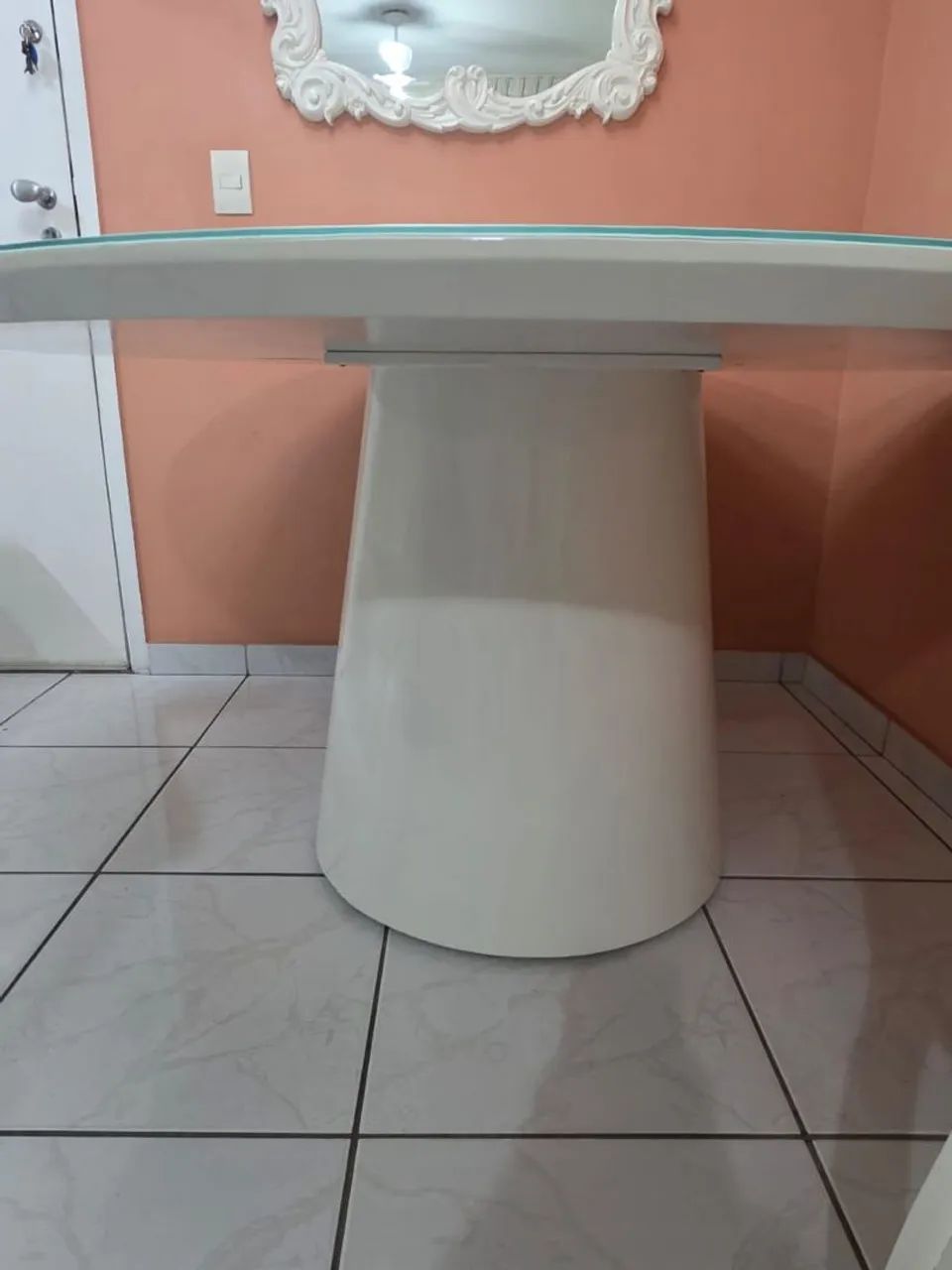 Mesa de jantar redonda em laca branca e base em cone - Foto 3