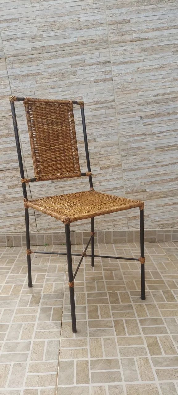 Mesa de vidro com 4 cadeiras em ferro e palha