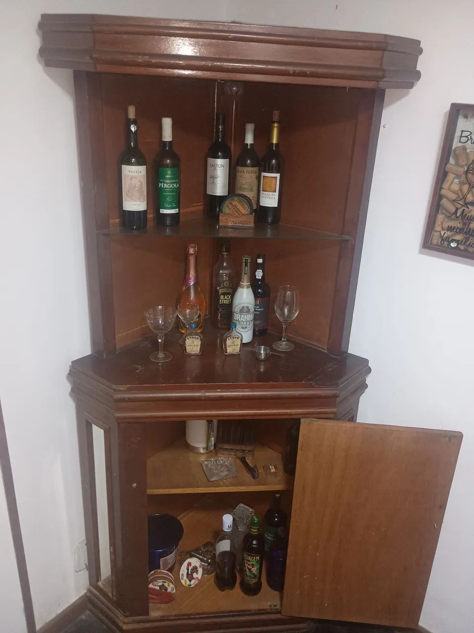 Bar de canto em  madeira, maciça, com espelhos 