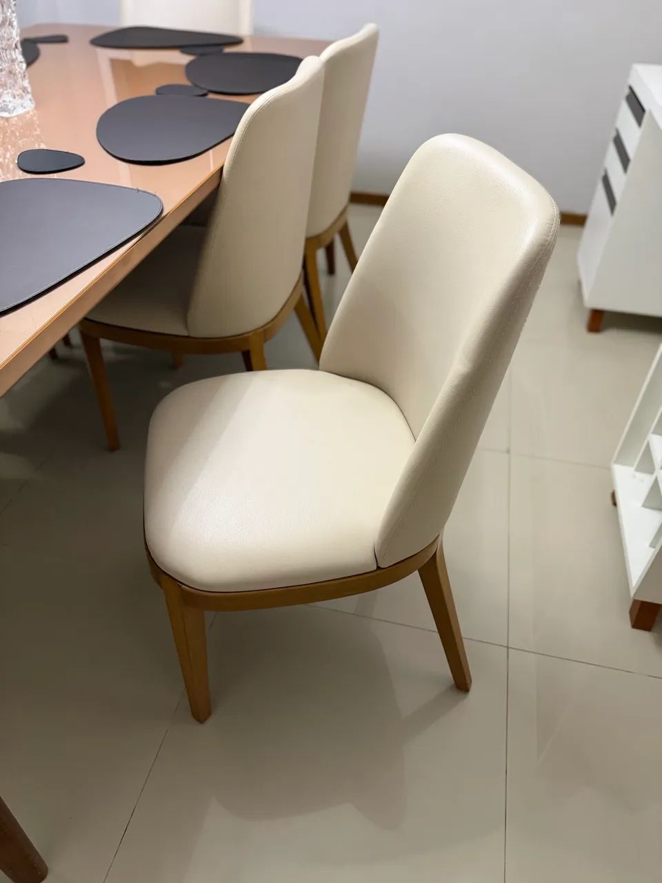 Mesa de Jantar 8 Lugares + 8 Cadeiras Estofadas - Foto 4