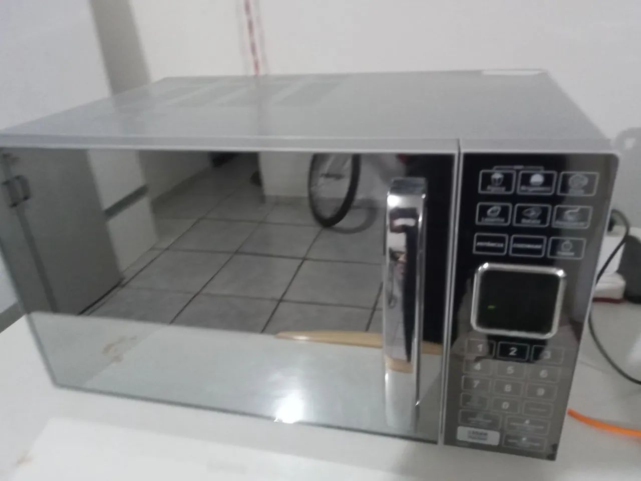Vendo um microondas Philco PME25 espelhado, 20 litros  - Foto 6