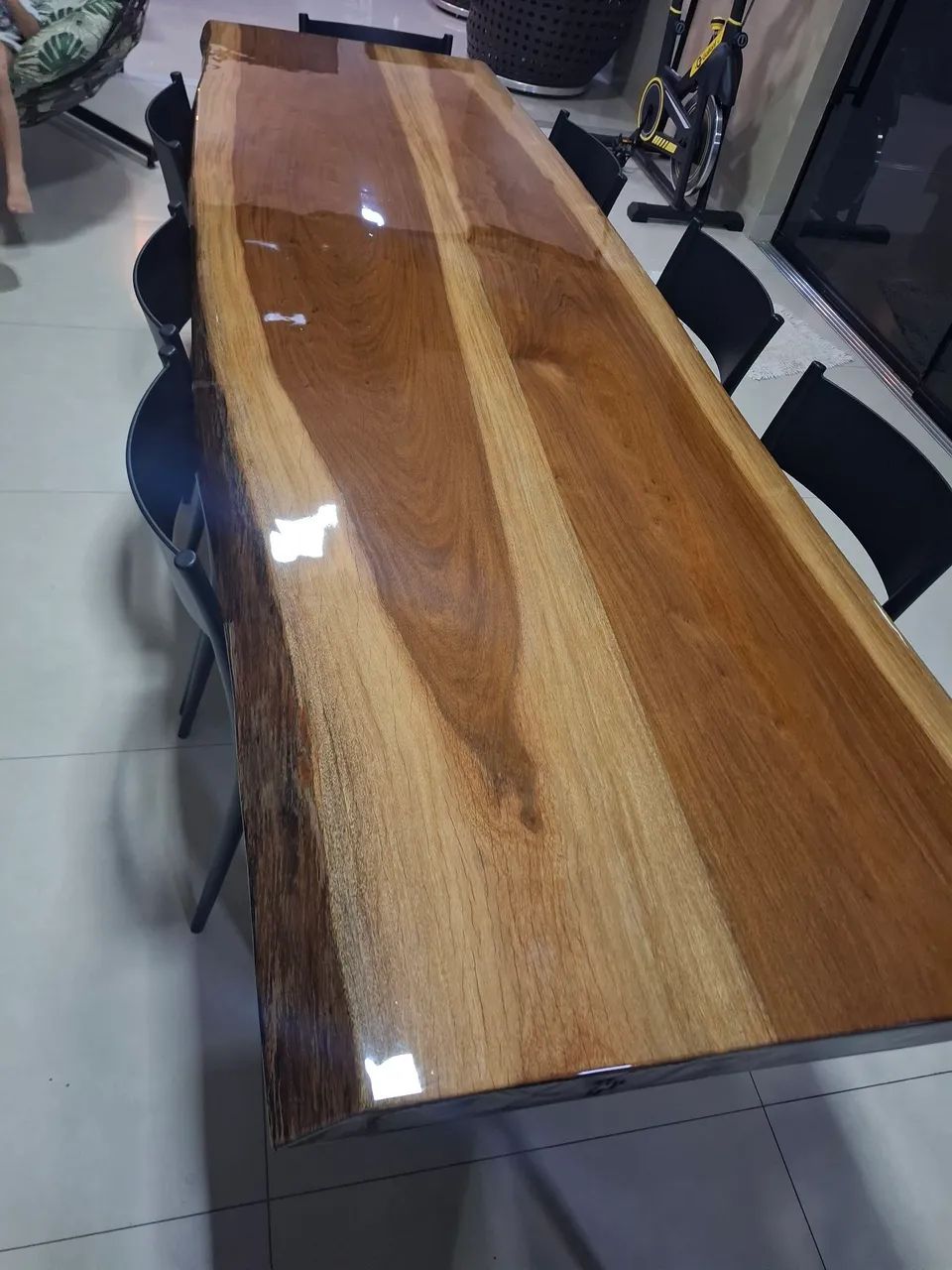 Vende-se Mesa de madeira rústica resinada