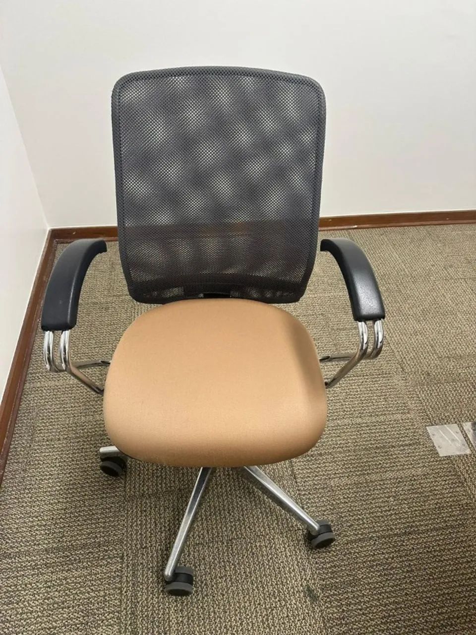 cadeira executiva bege 
