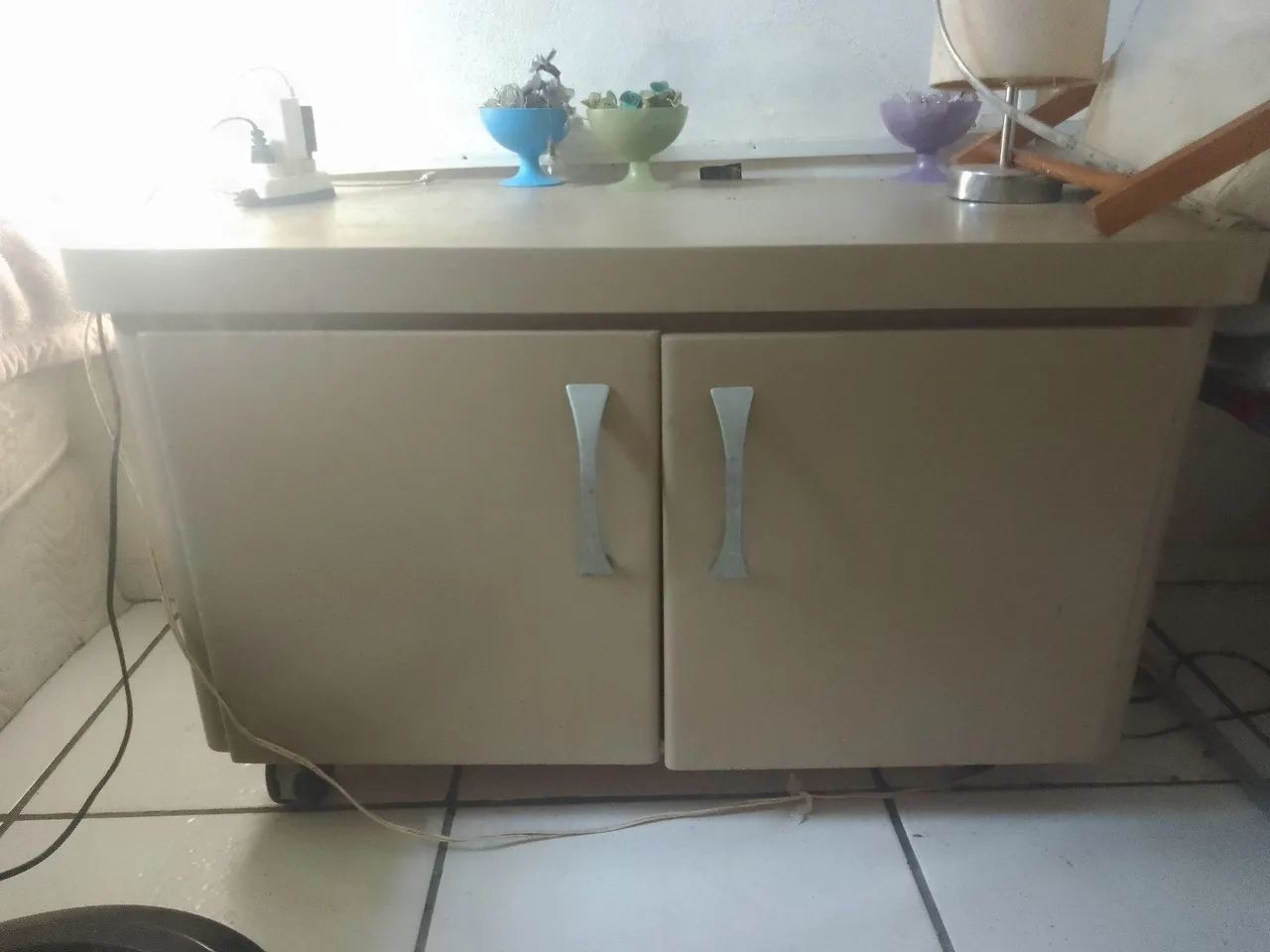 Armário multiuso com rodinhas e 2 portas 