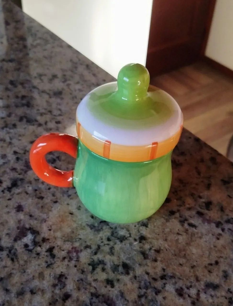 Caneca divertida verde com tampa  - Foto 3