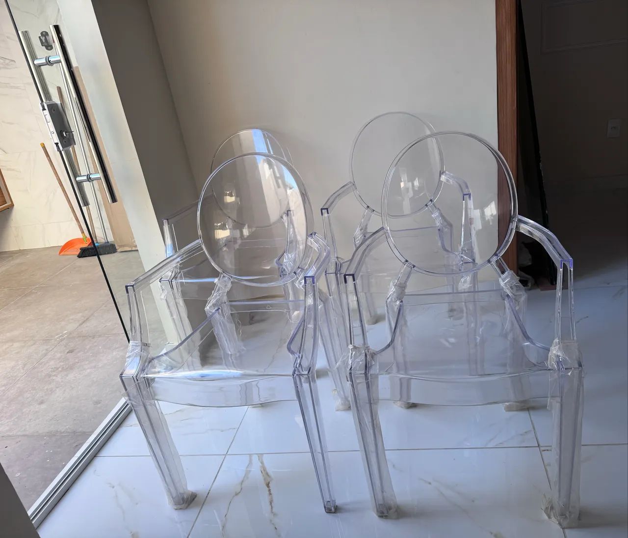 Cadeiras transparente com braços Louis Ghost - Foto 5