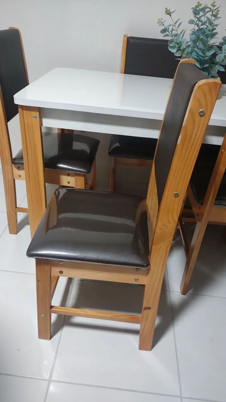 Mesa com 6 cadeiras 