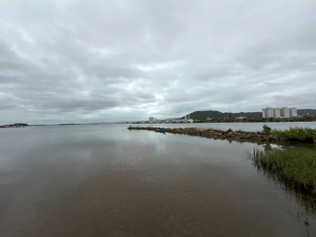 Terreno na Beira da Lagoa, Ponta da Barra, Laguna/SC. 