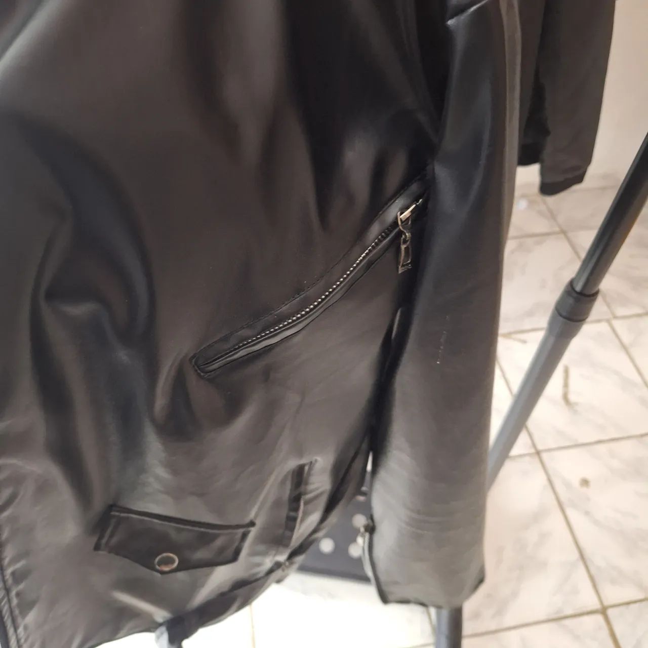 Jaqueta preta com entrega grátis  - Foto 5