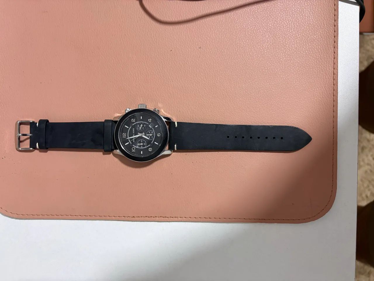 Relógio Michael Kors MK8107 com pulseira de couro preta - Foto 2