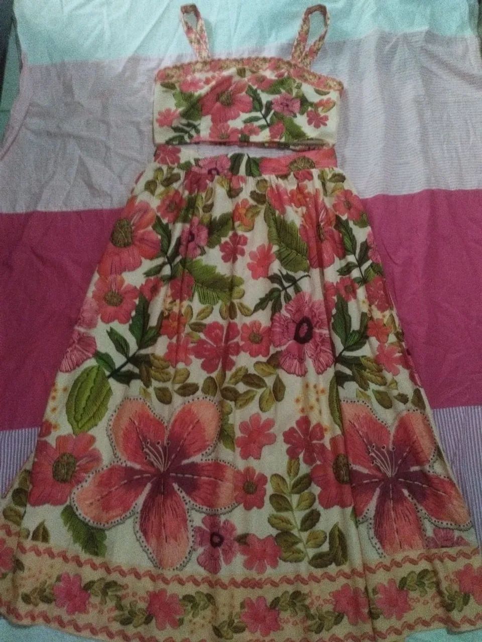 Conjunto de duas peças com estampa floral tropical