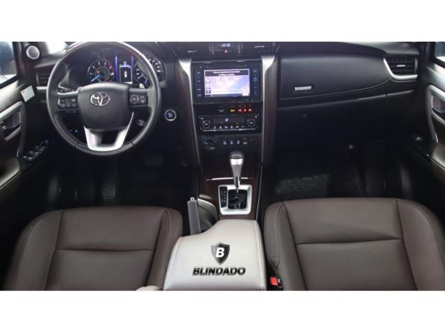 TOYOTA HILUX SW4 2.8 SRX 4X4 7 LUGARES 2017 - Foto 3