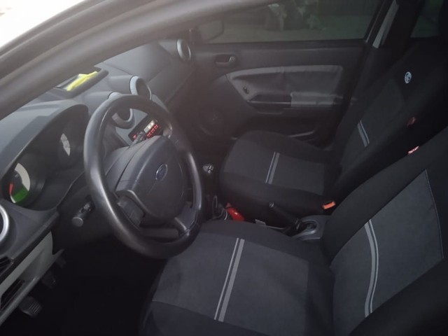 CARRO FORD FIESTA