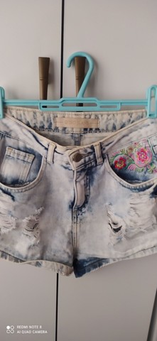 Shorts jeans tamanho 36, curtinho, cintura média - Foto 2
