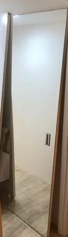 Três portas de madeira com espelhos colados