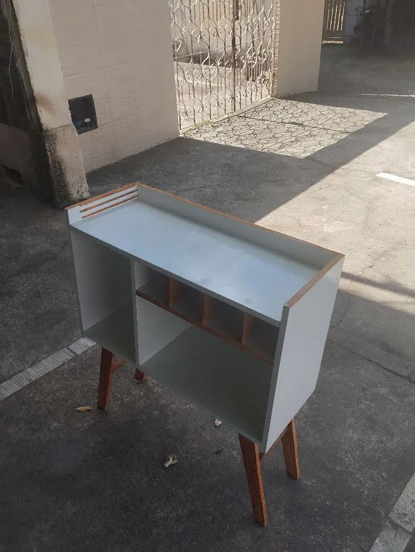 Armário de madeira com prateleiras - Foto 2