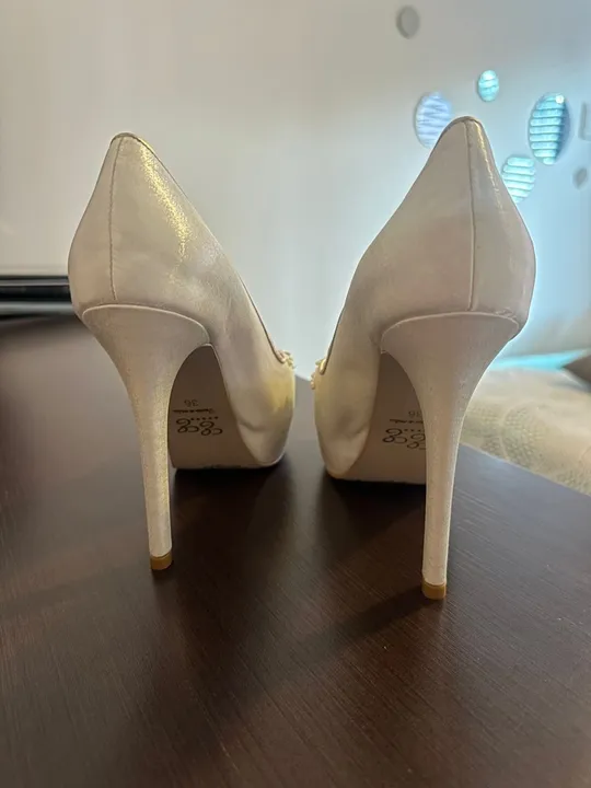 Sapato offwhite Nina shoes feito a mão.
