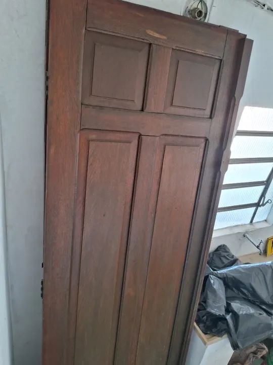 Cadeiras, portas e púlpitos antigos 