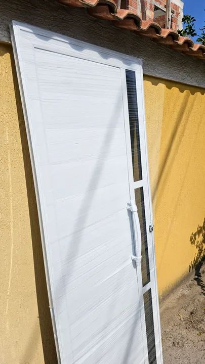 Porta de Alumínio branca 210x80 cm com vidros Fumê lacrada puxador  - Foto 4