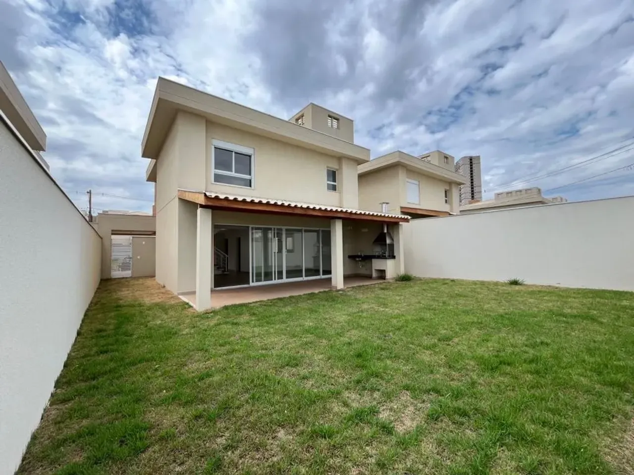 Casa com quintal amplo no Jardim Sul | É aqui na Imobiliária Rosa e Rangel
