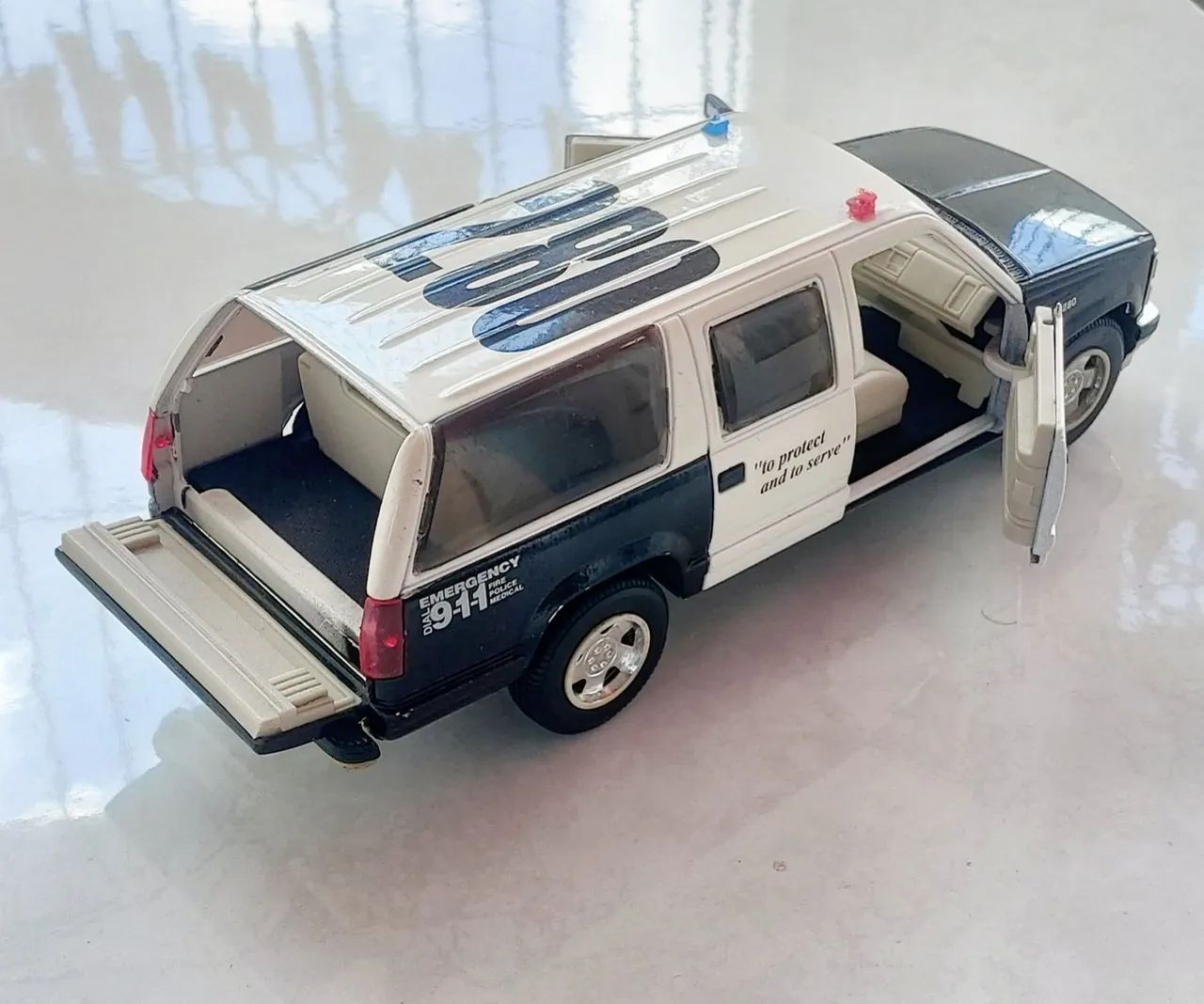 Miniatura Chevrolet suburban 1993 1/24 - Foto 3