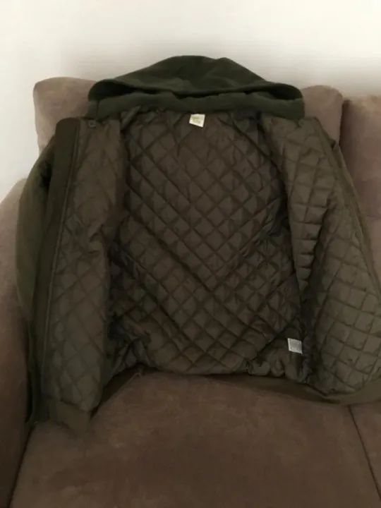 Jaqueta infanto juvenil verde militar com capuz, impermeável e acolchoada.  - Foto 2