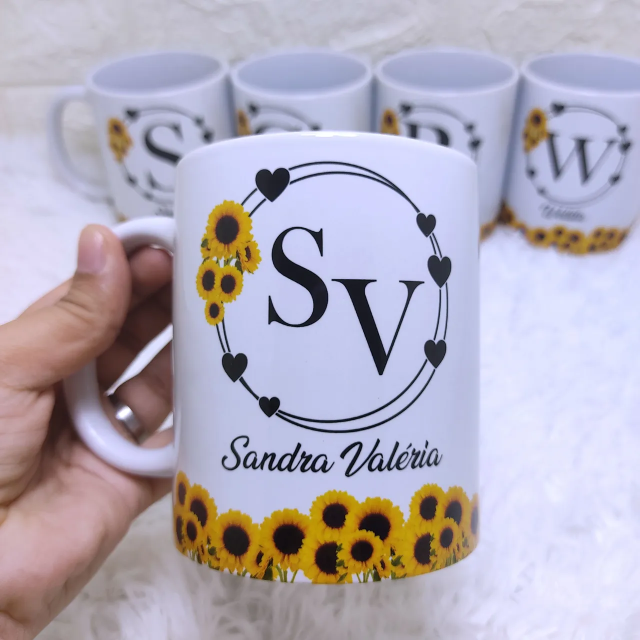Caneca Personalizada Tema letra inicial com desenho de girassol