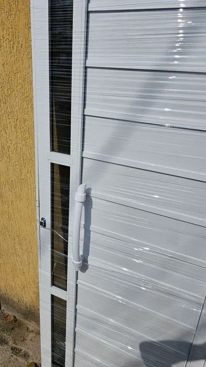 Porta de Alumínio branca 210x80 cm com vidros Fumê lacrada puxador  - Foto 2