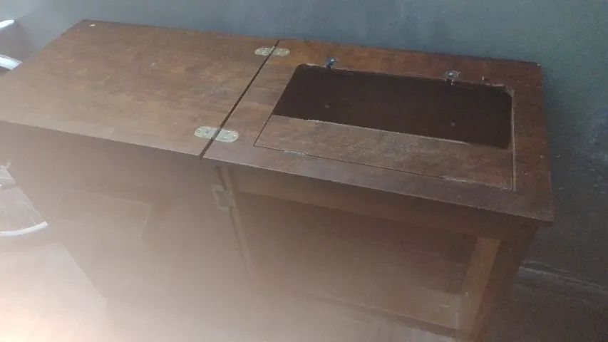 Gabinete de máquina de costura singer
