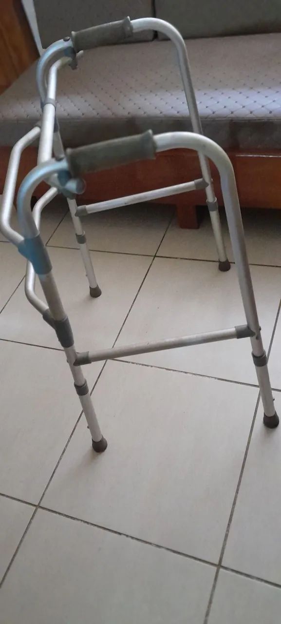 Andador de alumínio para adultos com regulagem de altura  - Foto 2