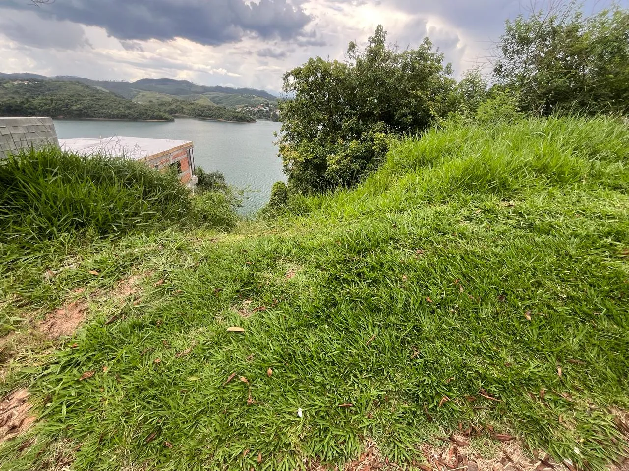 Excelente terreno pé na água em condomínio fechado na cidade de Igaratá - SP